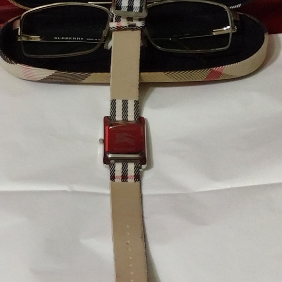 Burberry Plaid Vintage Like New Watch - Picture 14 of 16